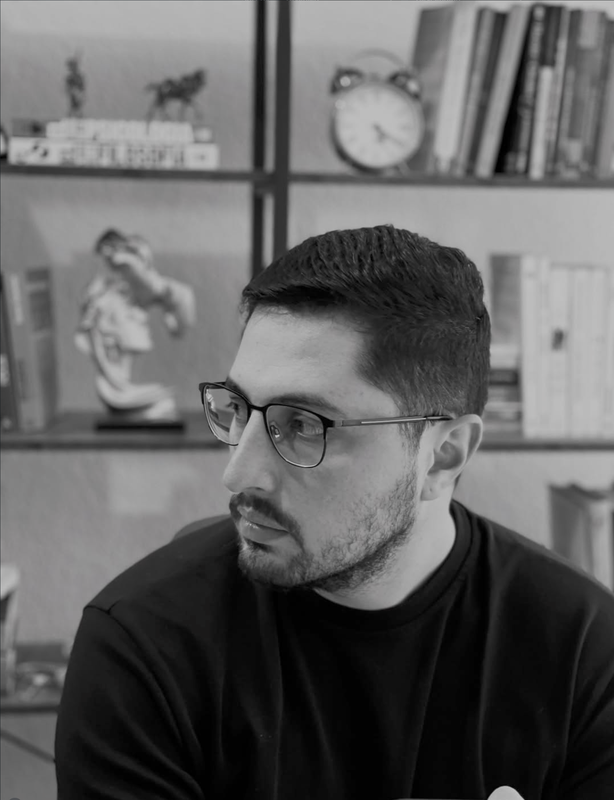 Marcelo Jr., psicoterapeuta y creador de Nadie Sana Solo, en su estudio